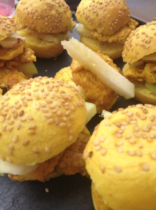 Mini bocatilla de pollo al curry con manzana