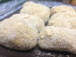 Croquetas listas para la natación sincronizada en el aceite. 