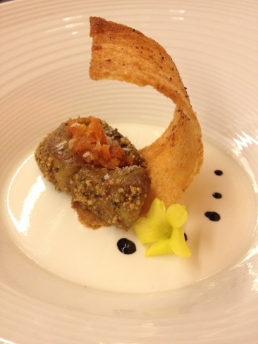 Foie-grass Poêle, cuajada de oveja laxa, zanahoria, naranja y regaliz Varias Brut Reserva (D.O. Cava)