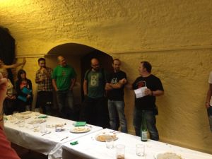 Miembros del jurado comunicándome la noticia. Yo soy el que tiene pinta de atleta.