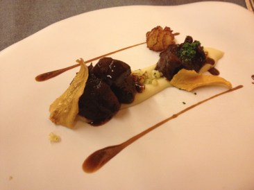 Civet de ciervo Montilla-Moriles, chirivía crocante y arbequina Vivanco Reserva ’07 (D.O. Rioja)