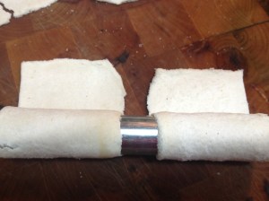 Canutillo doble con la solapa dispuesta para pegar con huevo.