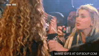 Mikel Iturriaga acercándose a saludar a Restaurander y dejándole cantar. Fuente.