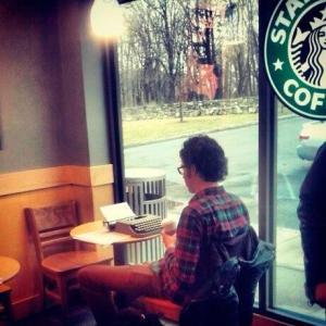 Hipster nivel Dios, esperando su carrot cake y un poco de inspiración.