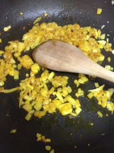 Sartén pequeña con la cebolla para la salsa.