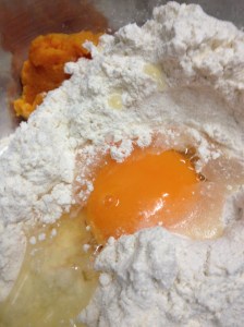 El volcán desmontado y en erupción. 