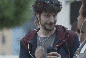 Asier, natural de Estella, le explica a su maromo lo que pasa cuando se mete una croqueta de Restaurander entre pecho y espalda. Fuente.